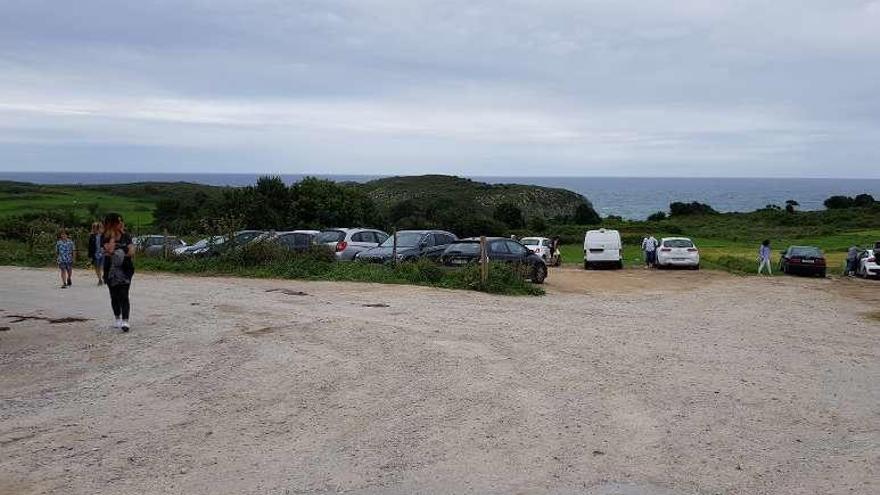 Vehículos aparcados ilegalmente en una finca cercana a la playa de Gulpiyuri, en Naves de Llanes, el domingo.