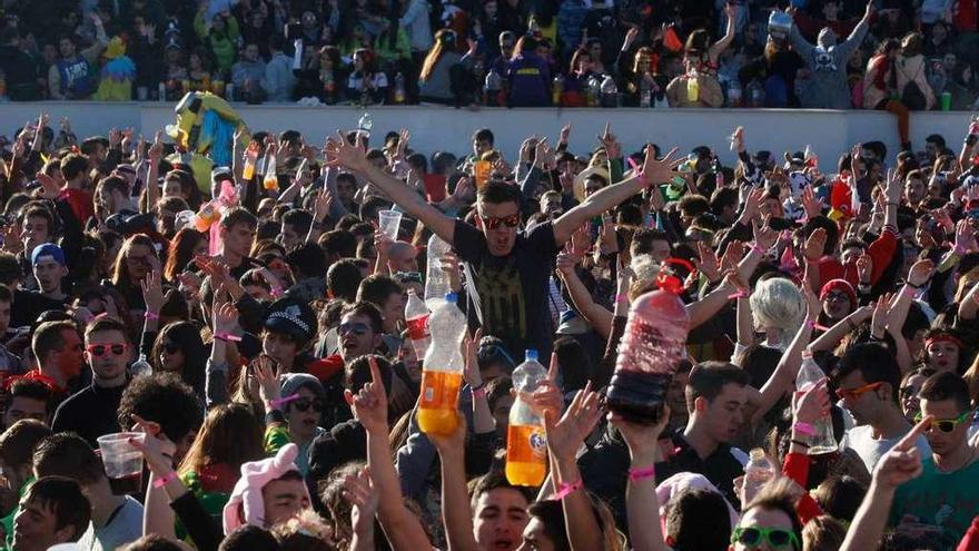 Jóvenes disfrutan de la última celebración de la Poliparty.