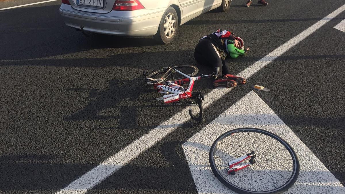 Un ciclista sufre un accidente de tráfico.