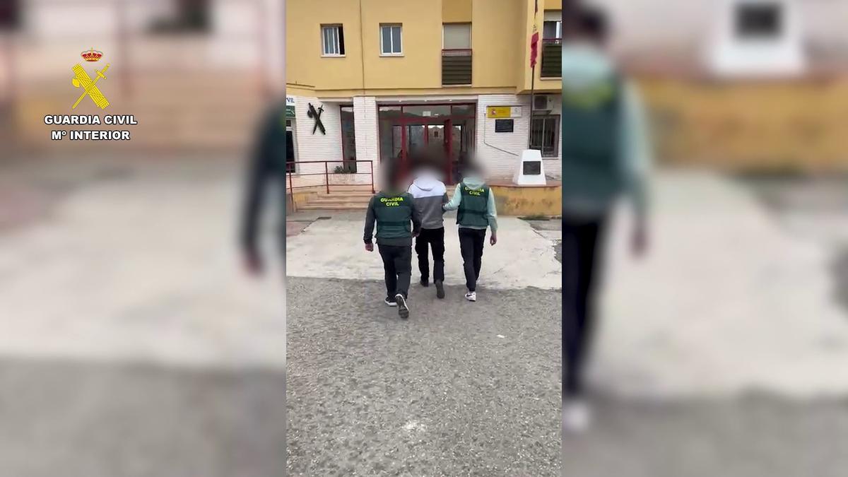 Uno de los detenidos por la Guardia Civil tras cometer la estafa