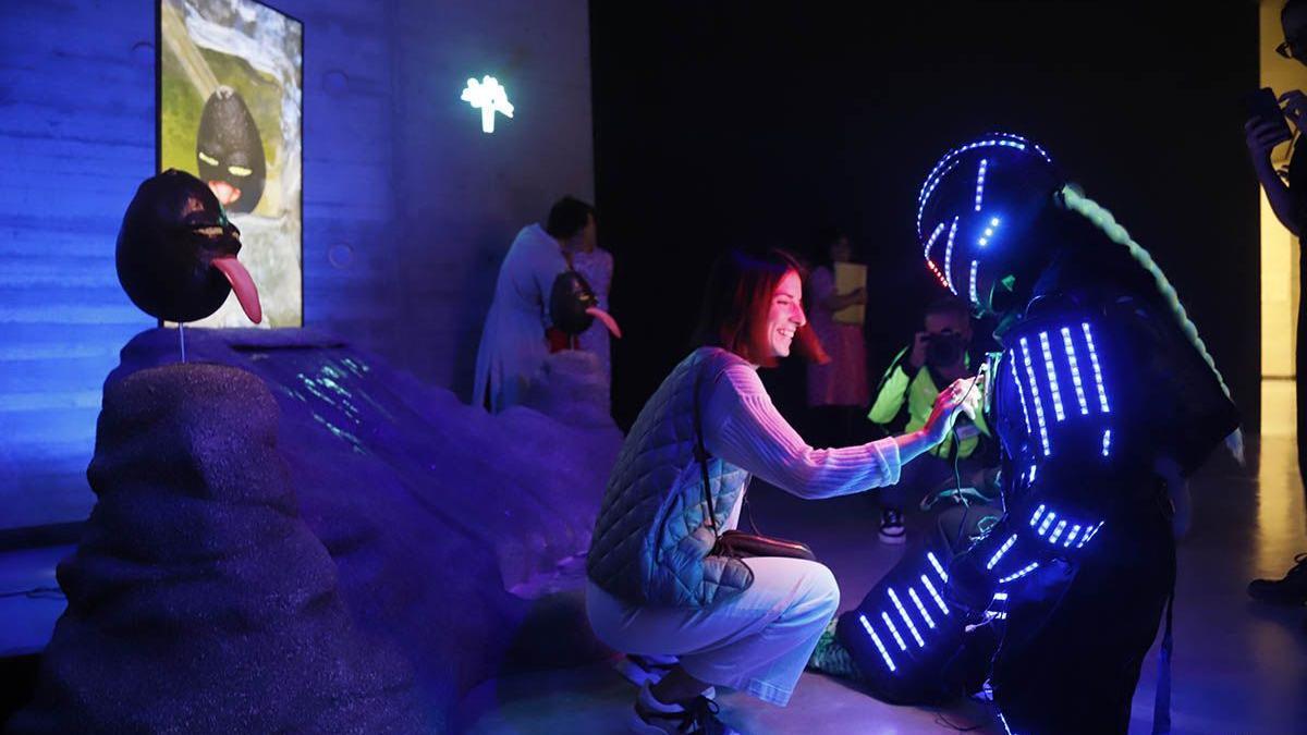 Una espectadora interacciona con una de las obras de la exposición 'Futuros Abundantes' en el C3A
