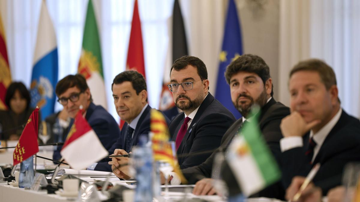 BARCELONA, 06/06/2025.- (De izq a der) Los presidentes autonómicos de Catalunya, Salvador Illa ; Castilla y León, Alfonso Fernández Mañueco; Asturias, Adrián Barbón; Murcia, Fernando López Miras, y Castilla-La Mancha, Emiliano García-Page, al inicio de la XXVIII Conferencia de Presidentes que se celebra este viernes en el Palau de Pedralbes, en Barcelona. EFE/Alberto Estévez