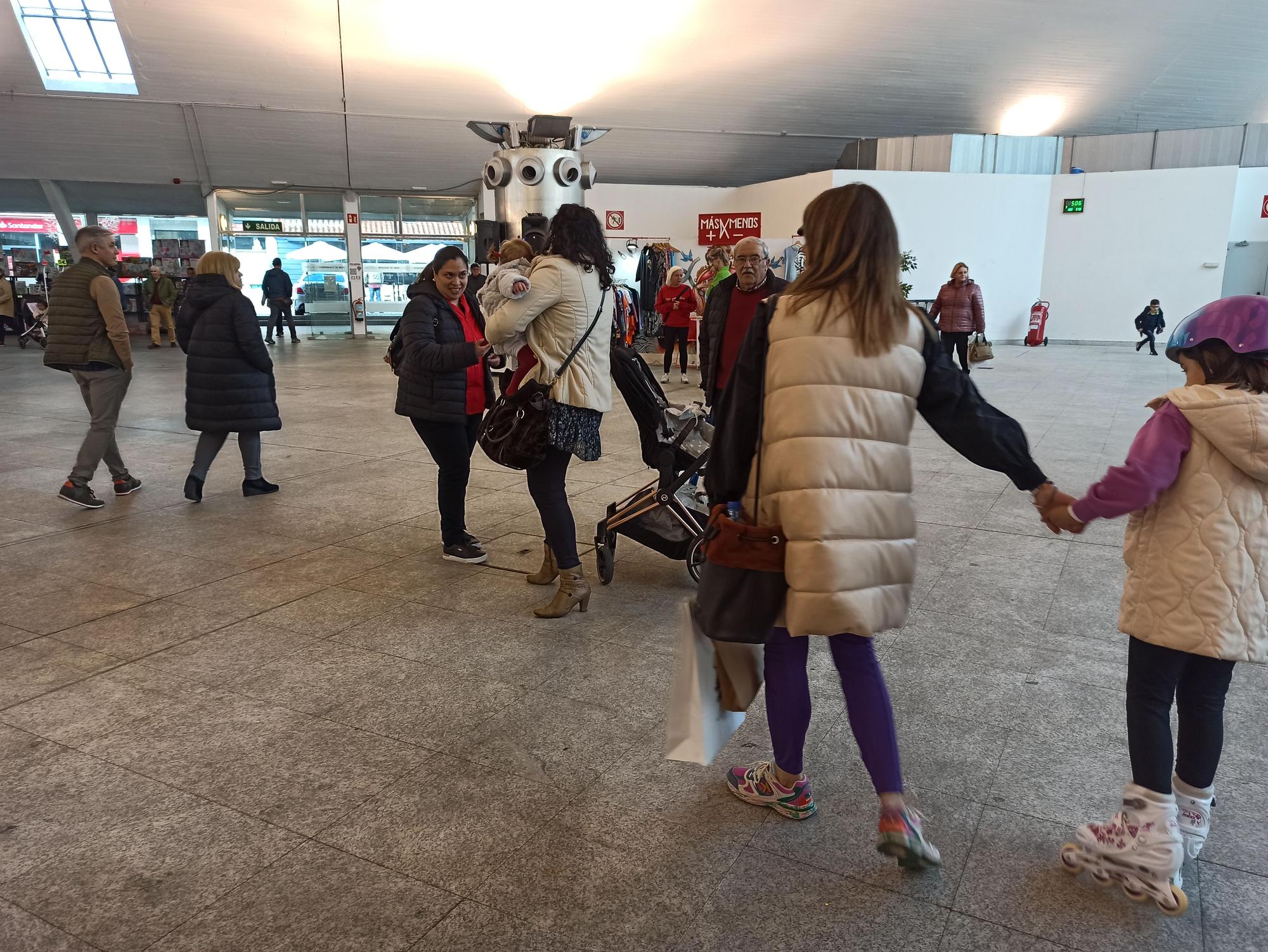 Así es la Feria del Stock de la Pola: Muy buenos precios, grandes chollos y muchos clientes