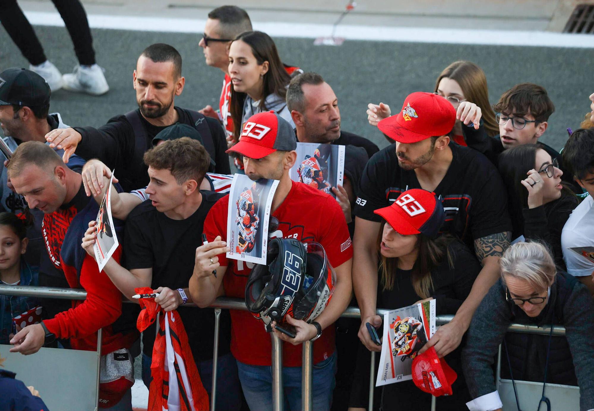 Más de 2.000 aficionados disfrutan del pitwalk con Marc Márquez y los pilotos de MotoGP