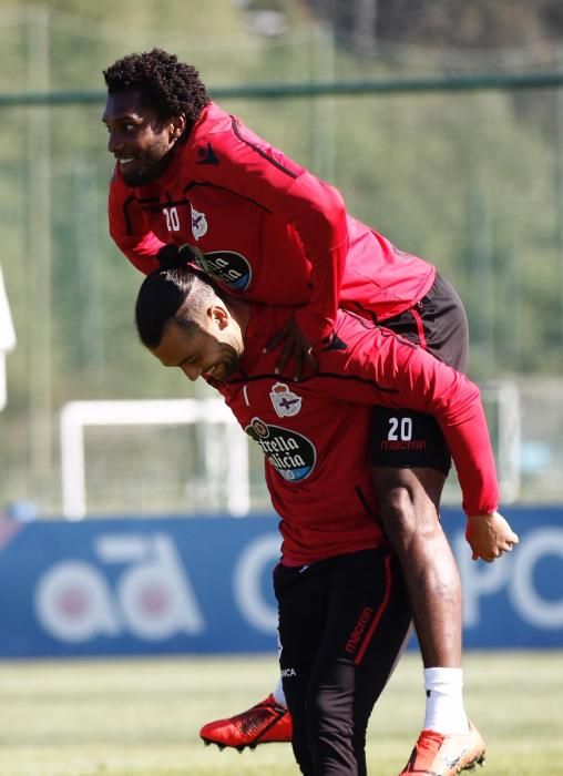 La plantilla se ejercita en Abegondo en la penúltima sesión de trabajo antes del partido del sábado en Pamplona contra Osasuna.