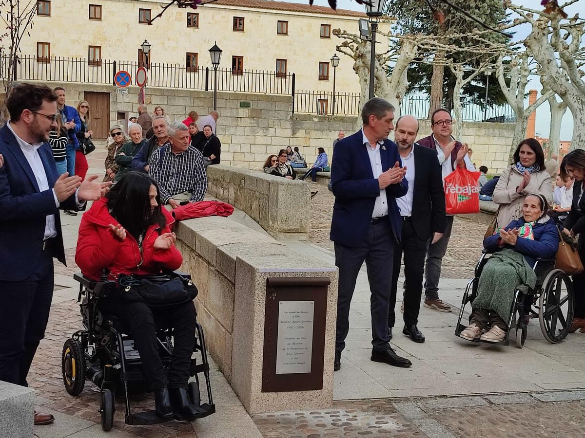 Descubrimiento de la placa de reconocimiento a Jerónimo Aguado.