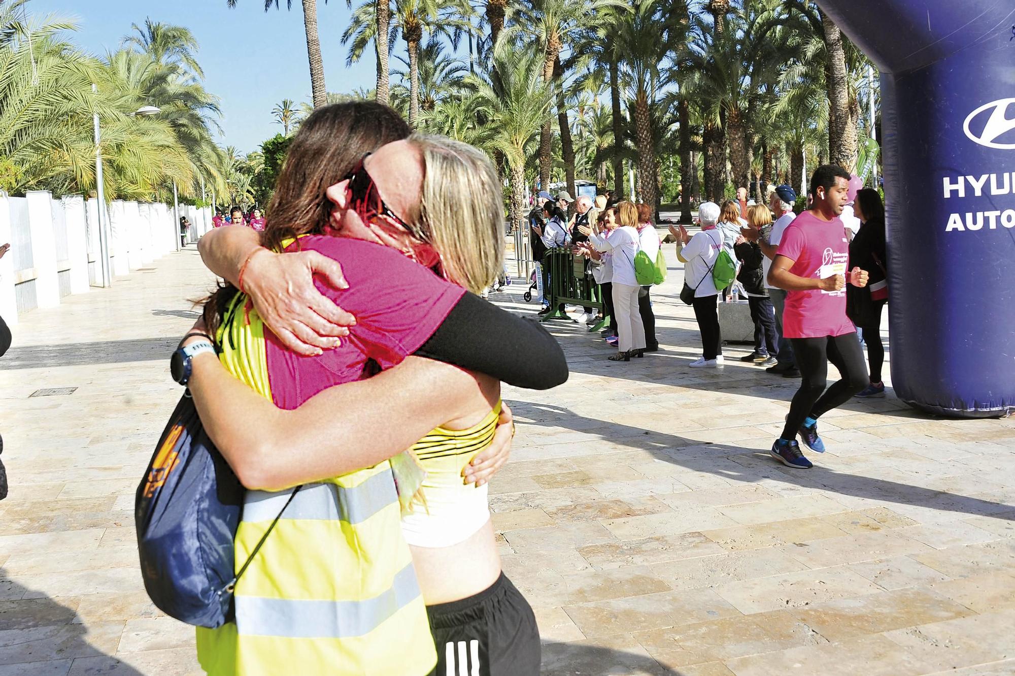 Una marea rosa imparable contra el cáncer de mama en Elche