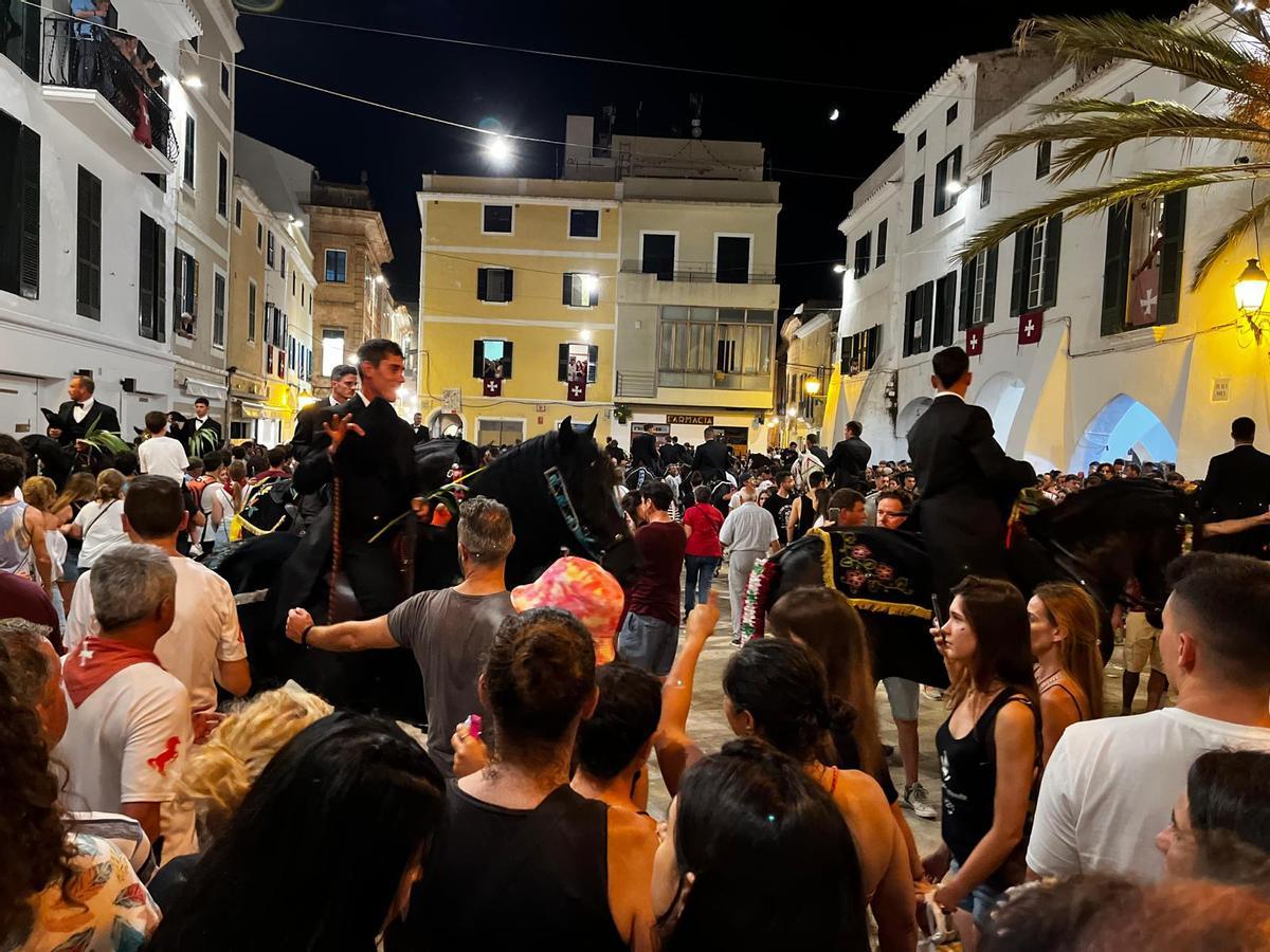 Jinetes (Caixers i Cavallers) de noche todavía por las calles del centro de Ciutadellas