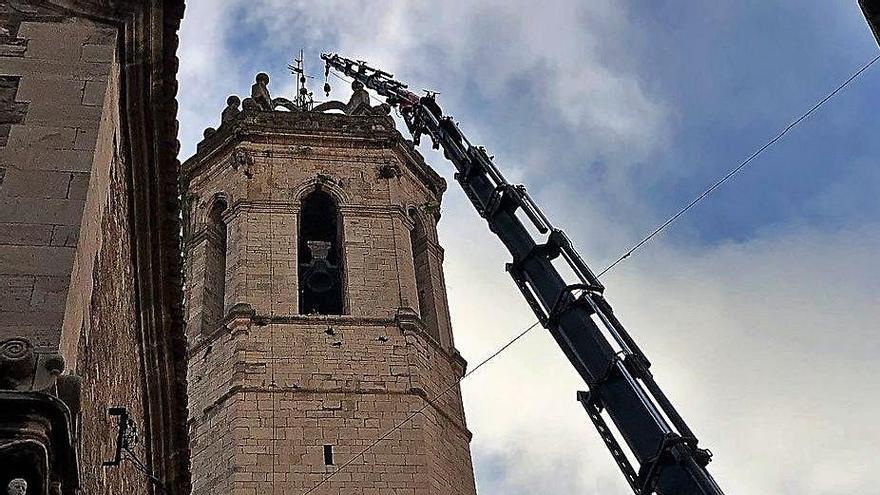 Treballs amb grua per instal·lar la bastida a 45 m d’altura | JORDI MORROS