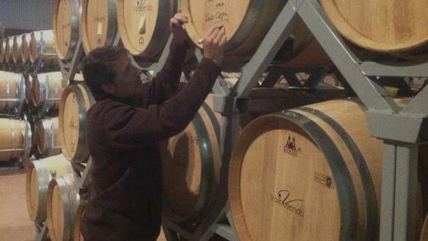 Emilio Aragón visita Bodegas Valbusenda y destaca la «potencia» y calidad de sus vinos