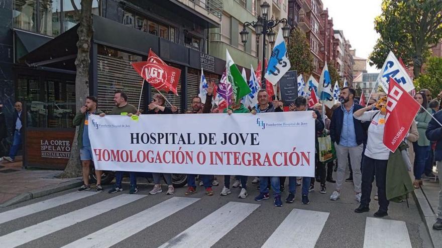 Trabajadores de Jove, ayer, en su manifestación de Oviedo.