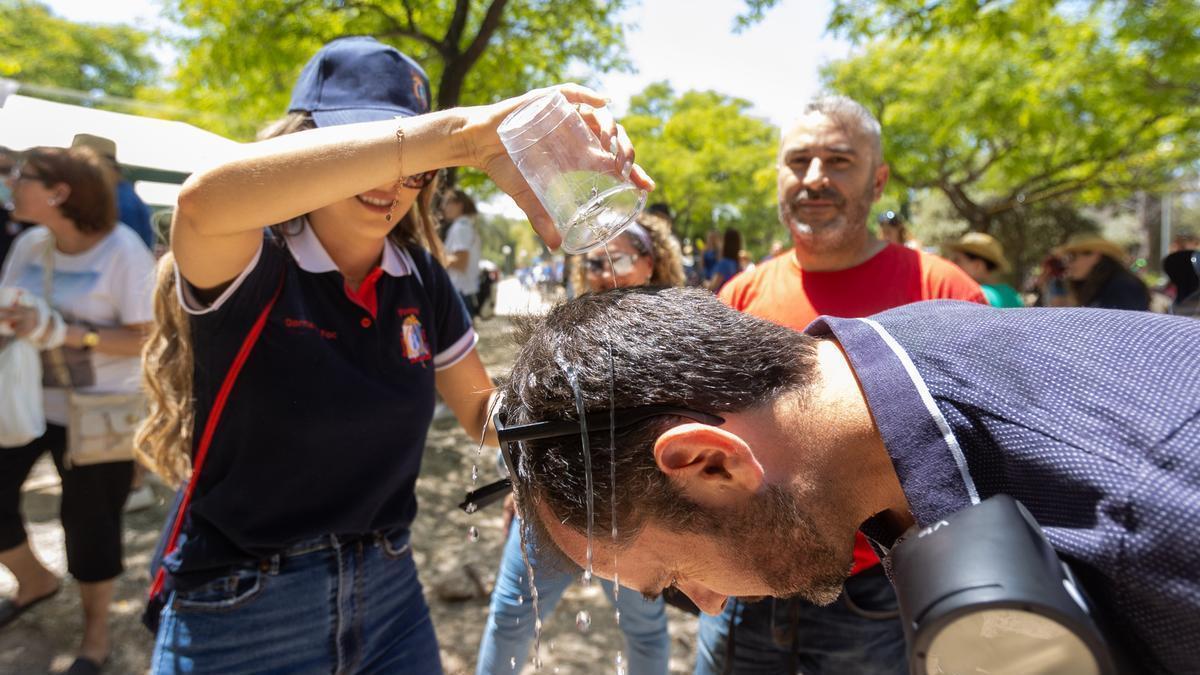 Los foguerers se refrescan por las altas temperaturas