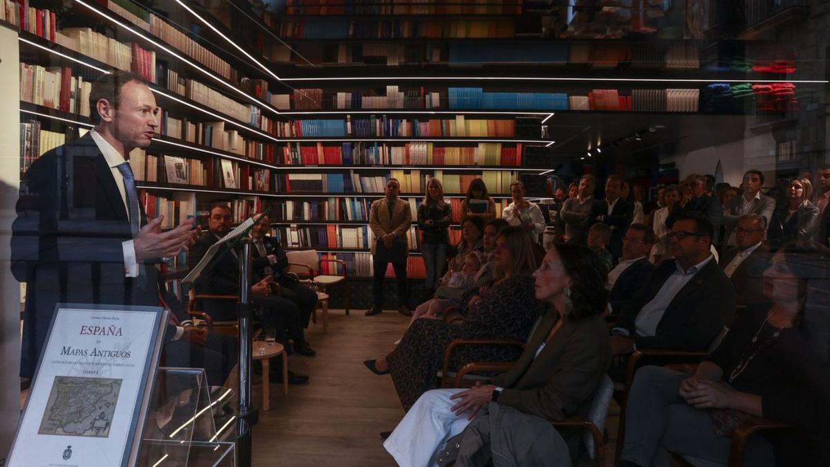 Guillermo Martínez comparece en la librería universitaria, en Oviedo, para presentar su libro. | Irma Collín