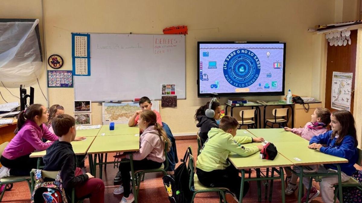 Alumnos del CP Pedro Penzol, de Puerto de Vega, participan en un juego interactivo sobre reciclaje.