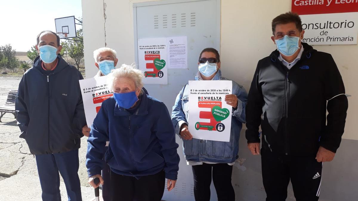 Habitantes de Fuentesecas se concentran junto al consultorio médico