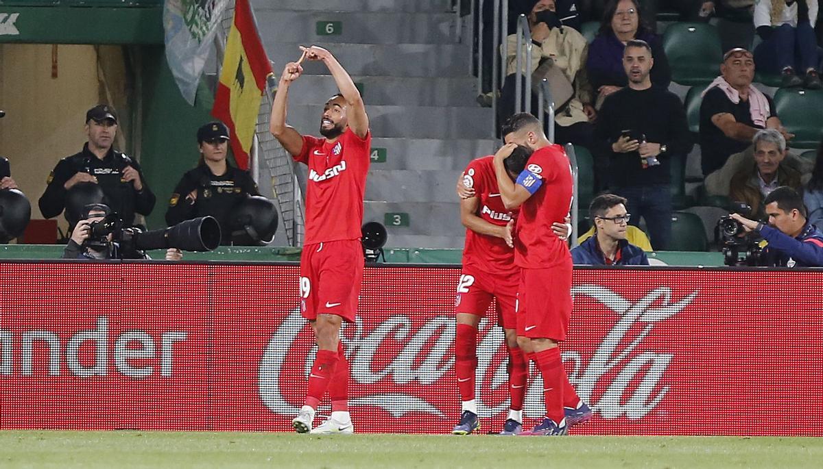 ELCHE (ALICANTE), 11/05/2022.- El delantero del Atlético de Madrid Matheus Cunha (i) celebra tras marcar ante el Elche, durante el partido de Liga en Primera División que se disputa hoy miércoles en el estadio Martínez Valero. EFE/Manuel Lorenzo