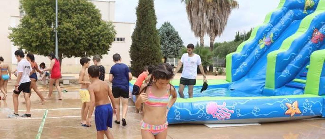 Albalat dedicó el día a los niños con juegos y castillos acuáticos