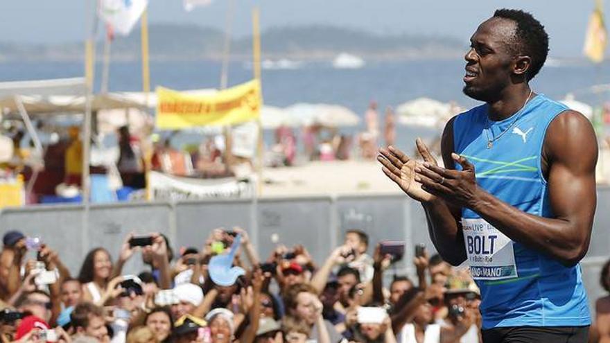 Usain Bolt gana su primera carrera de 100 metros del año en la playa de Copacabana