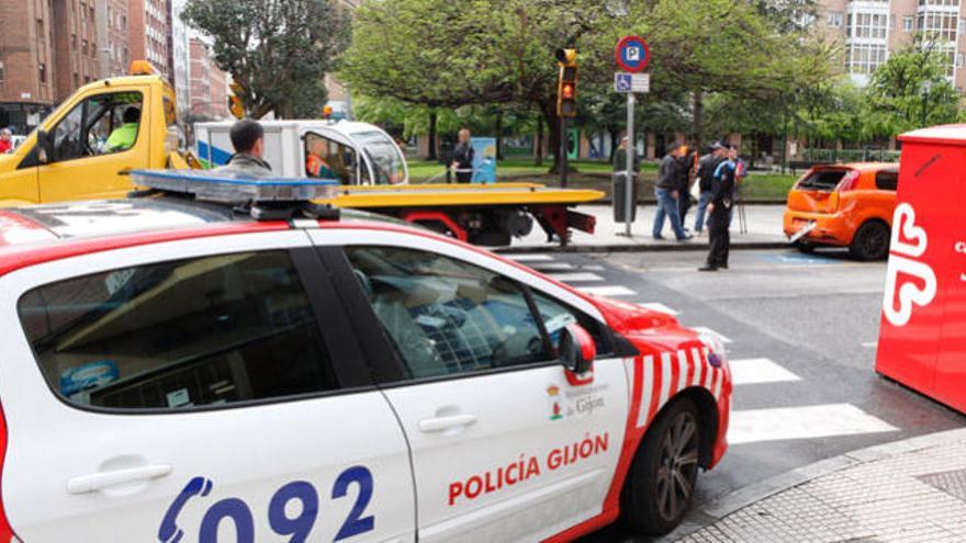 Un vehículo policial sufre un accidente en Gijón
