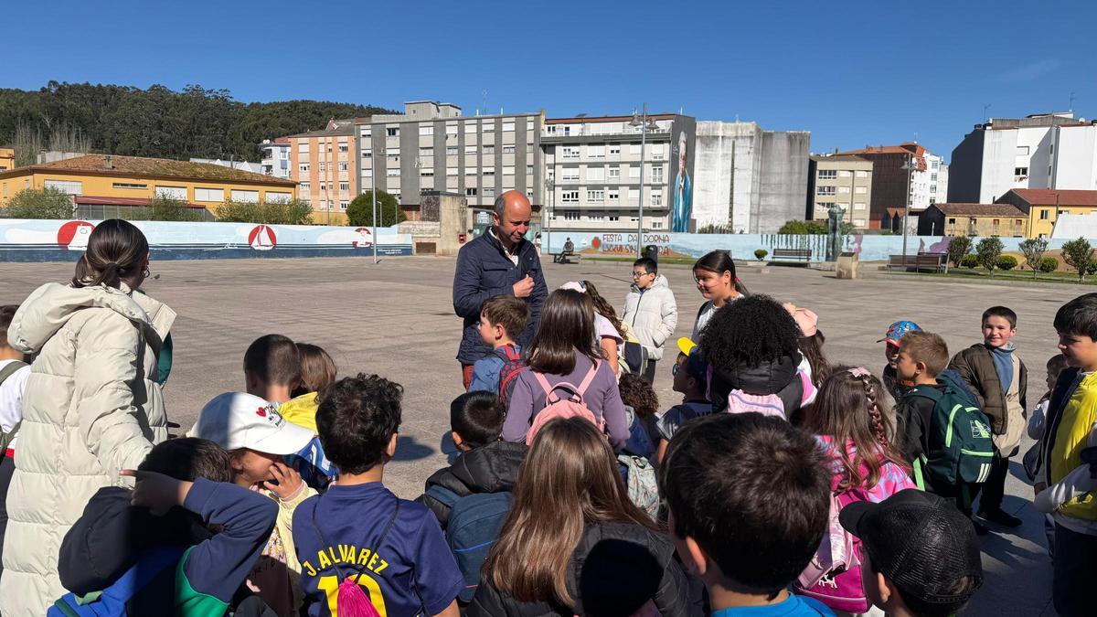 Vicente Mariño, cos cativos do programa Ribeira Concilia Primavera, na Praza de España.