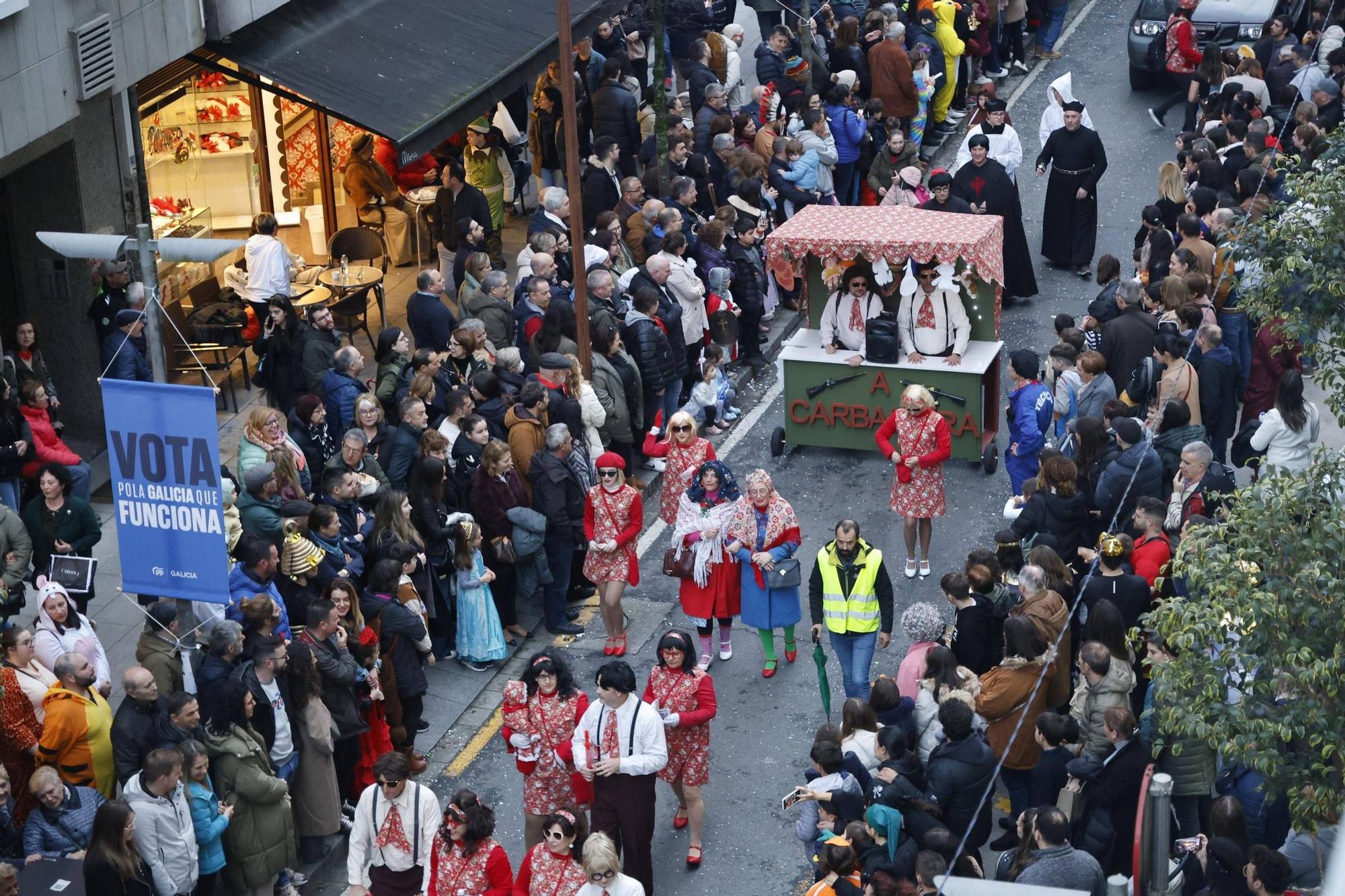 Santiago disfruta del tradicional desfile de martes de Entroido