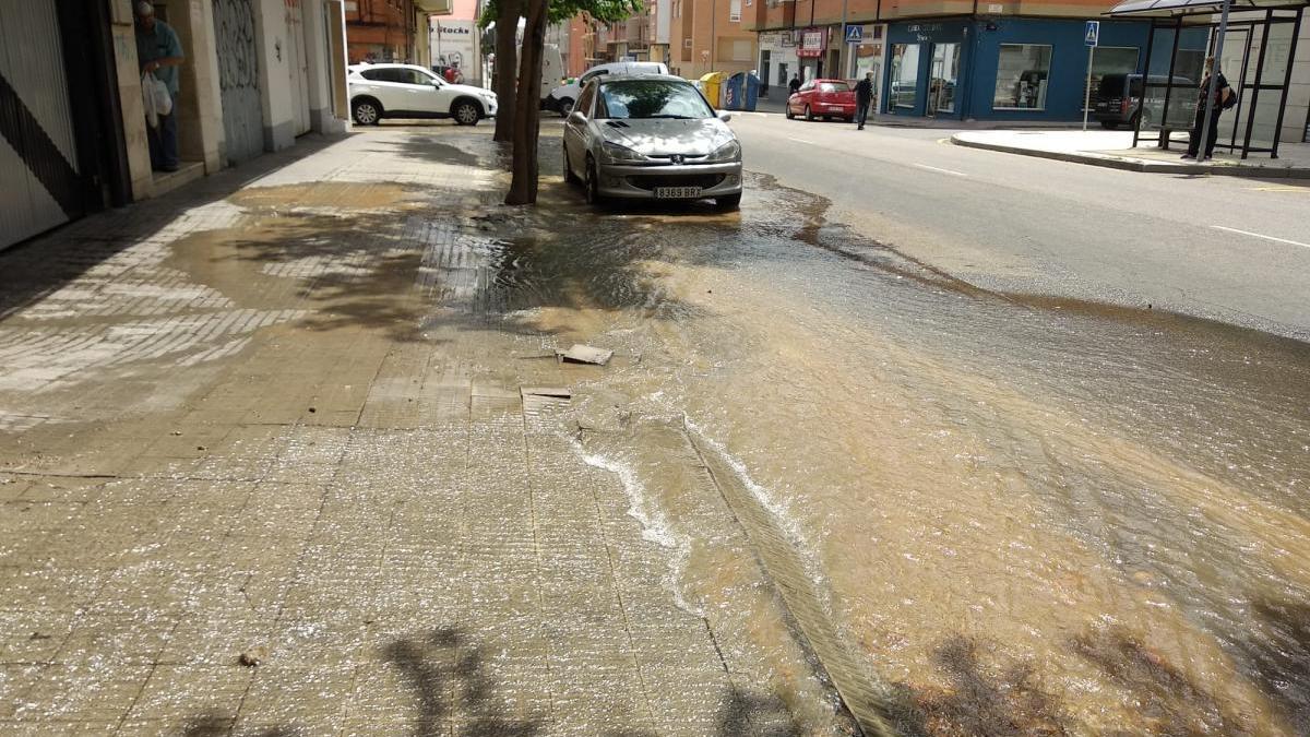 Reventón en la calle de La Hiniesta.