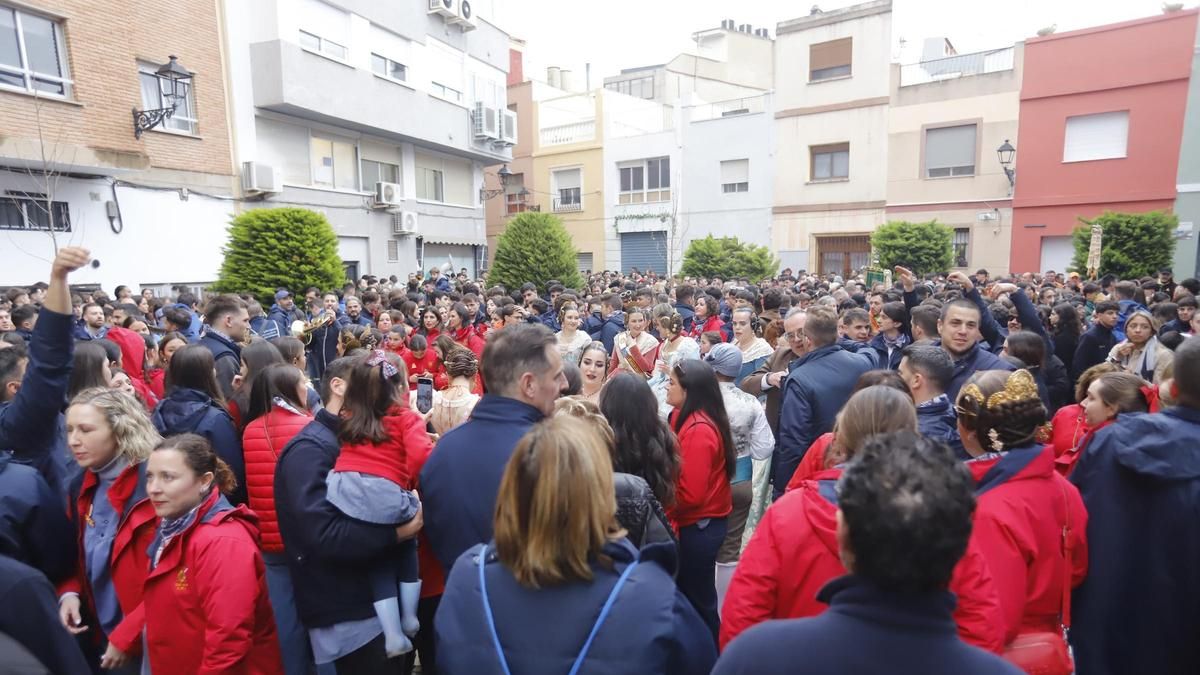 Público concentrado a las puertas del Gran Teatro en la tarde de la entrega de premios.