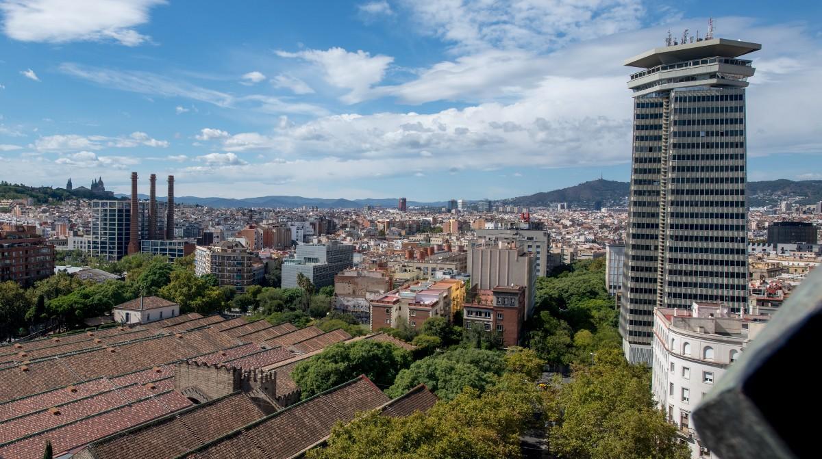 La Torre Colón (1965-1971, obra del Estudio AGR, formado por Josep Ribas, Josep Anglada y Daniel Gelabert.