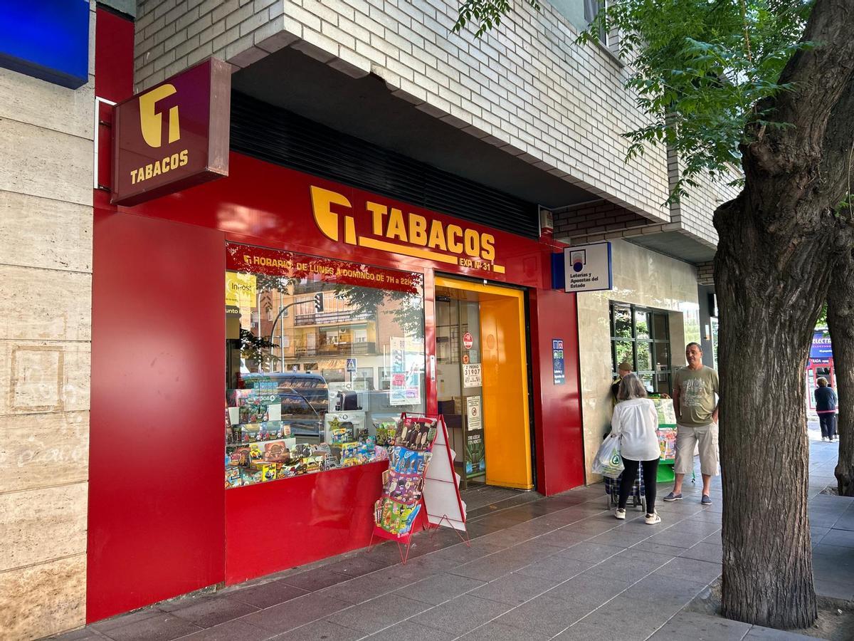 El estanco de la avenida Carolina Coronado, donde se ha producido el robo.