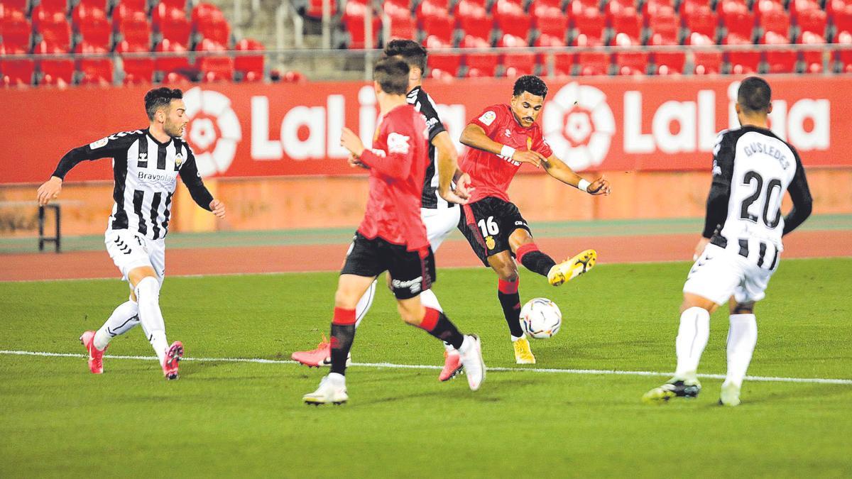 El jugador del Mallorca Mboula chuta a portería ante la mirada de los albinegros Víctor García y Gus Ledes, en el partido de la primera vuelta en Son Moix.