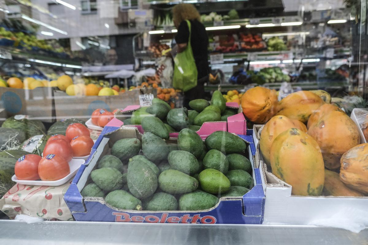 Una caja de aguacates en el expositor de un punto de venta en Canarias.