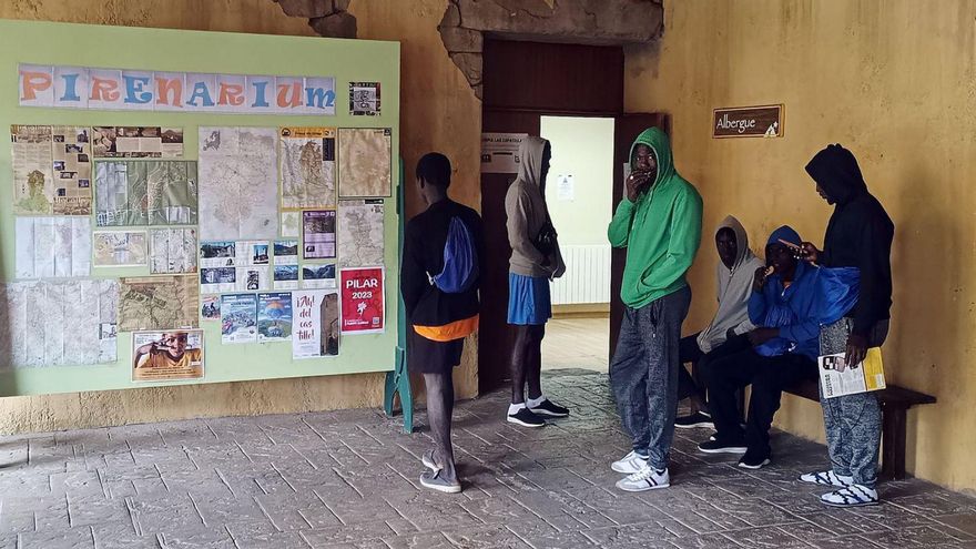 Un grupo de inmigrantes, a las puertas de Pirenarium, uno de los centros de acogida en Aragón.
