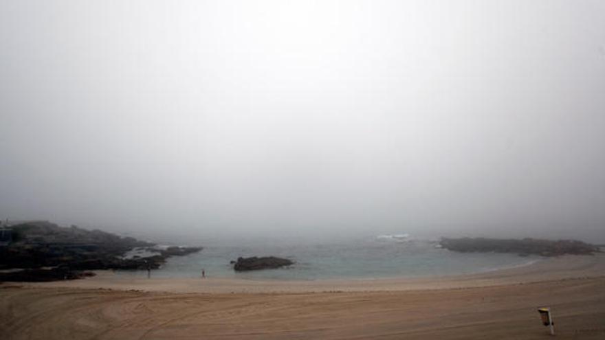Niebla esta mañana en la playa de Riazor.