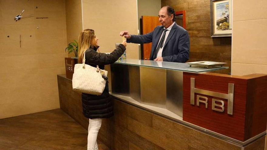 Una clienta en la recepción del hotel Rías Bajas. // Gustavo Santos
