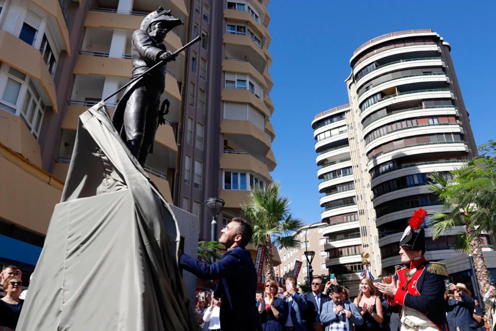 La Asociación Histórico-Cultural Teodoro Reding cumplió este viernes su sueño de que Málaga cuente por fin con una estatua en homenaje al general suizo y gobernador de la ciudad a quien los malagueños dedicaron el Paseo de Reding. La estatua se ha ubicado en la recientemente reformada plaza de la Malagueta.