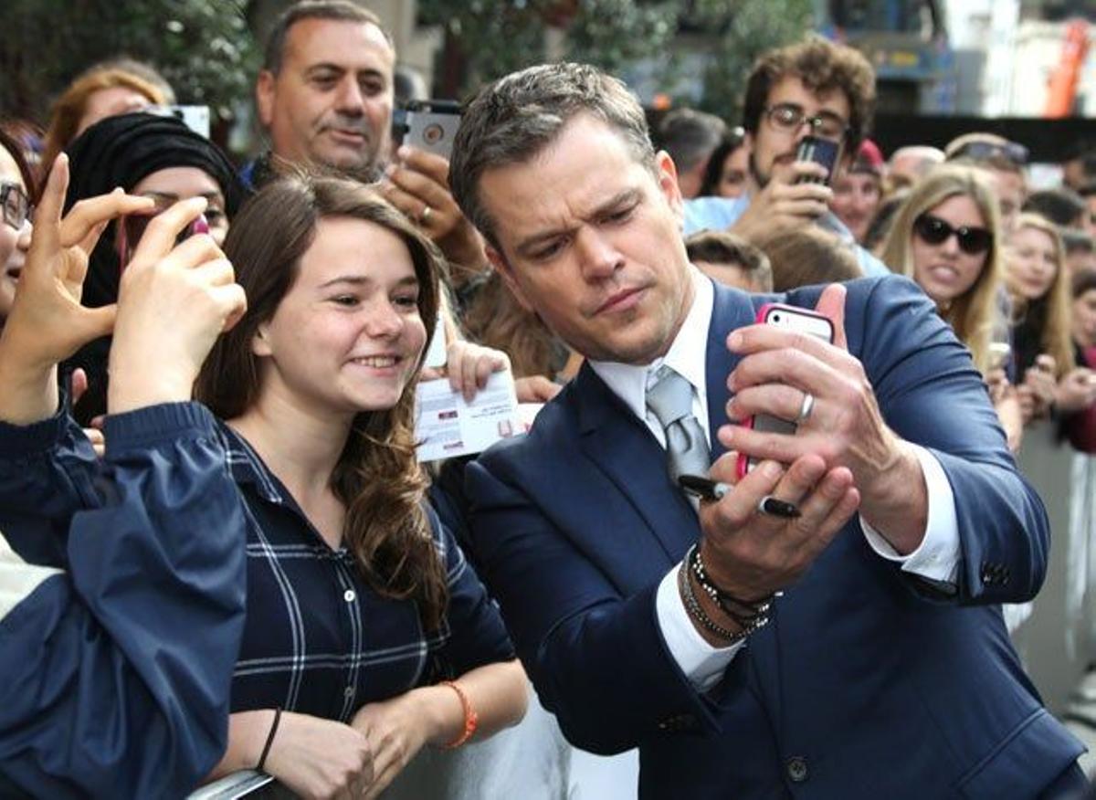 Matt Damon se hace fotos con sus fans en la première de Jason Bourne en Londres.