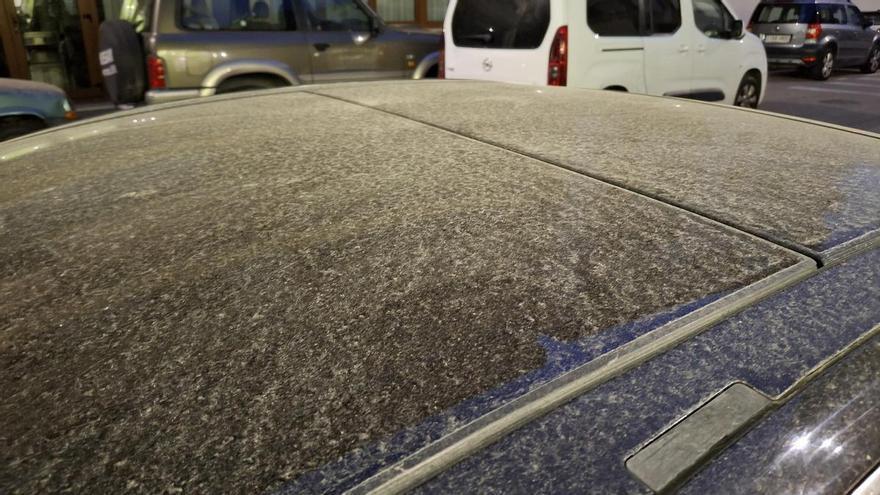 Cielos turbios y coches sucios por la llovizna de chocolate: la calima es una lata en la Marina