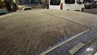 Cielos turbios y coches sucios por la llovizna de chocolate: la calima es una lata en la Marina