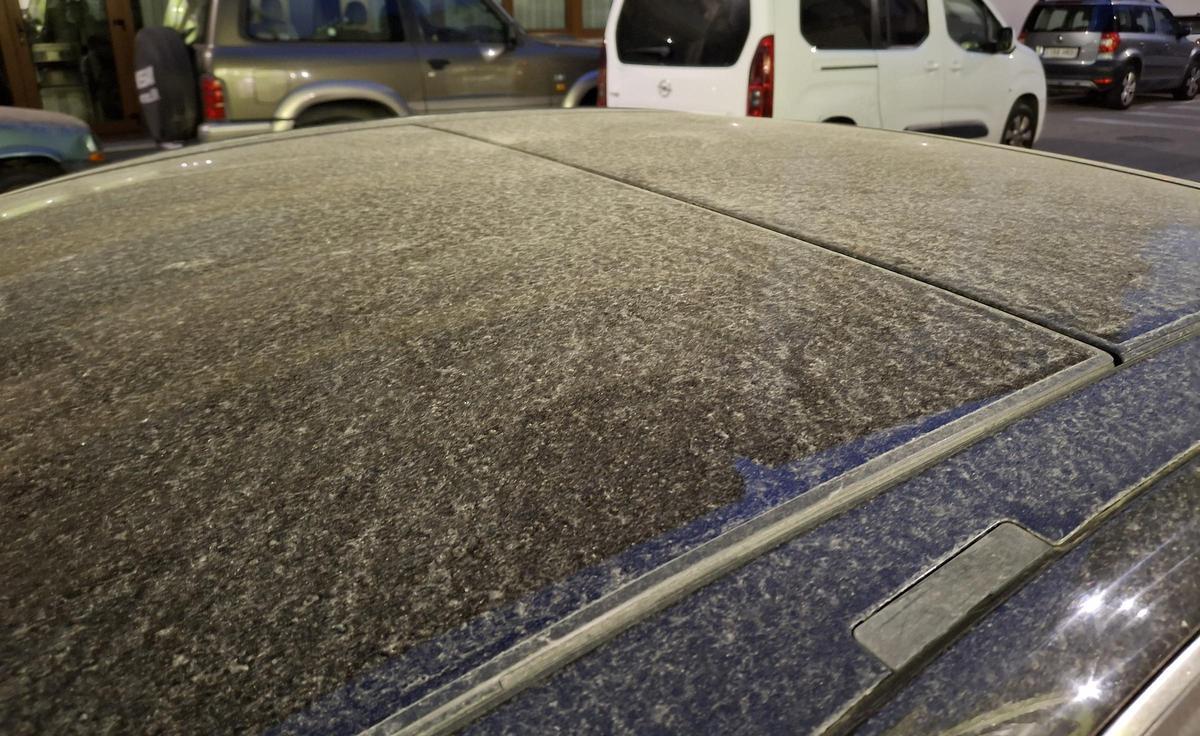 Un coche, manchado por el calabobos de chocolate