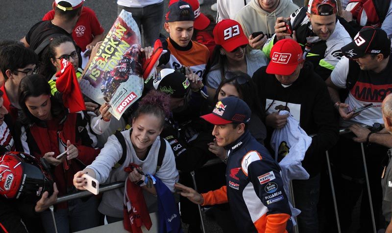 Ambientazo en Cheste | La afición disfruta con el Pit Walk