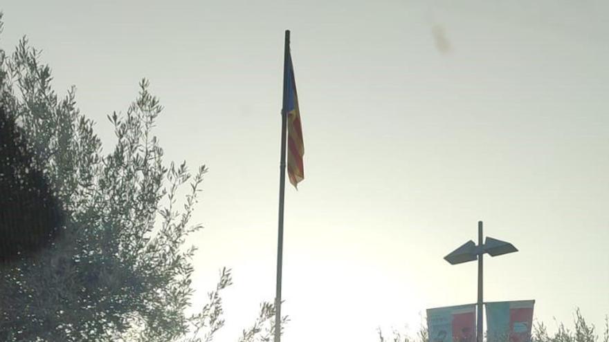 La Junta Electoral obliga a retirar una estelada de l&#039;entrada de Cadaqués durant la campanya electoral