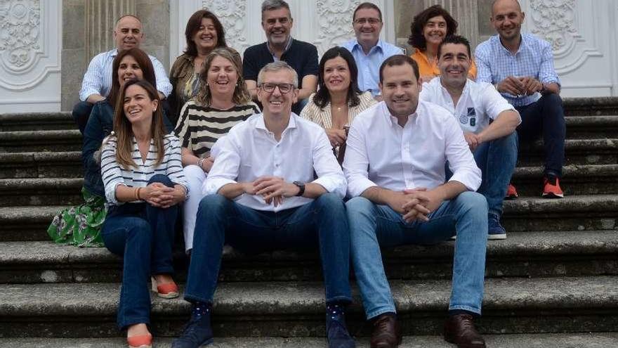 Rueda y los próximos diputados provinciales del PP, en las escalinatas de la Diputación. // R. Vázquez