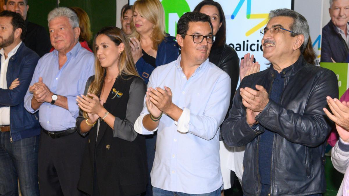 Pedro Quevedo y Marí Fernández junto a los dirigentes de sus partidos Pablo Rodríguez (CC) y Román Rodríguez NC