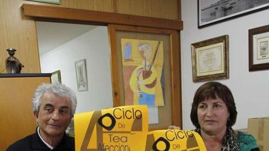 Antón Lamapereira y Pilar Ferrari presentaron el ciclo de teatro. // C.G.