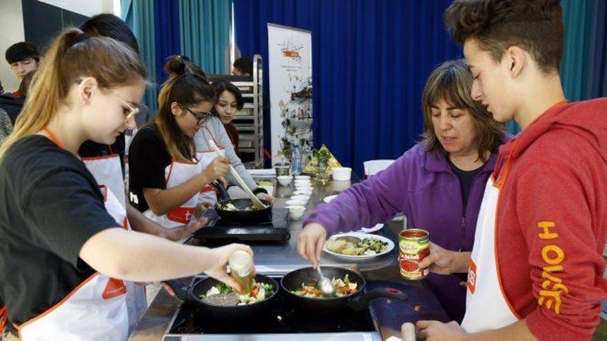 Alumnes de 3r d&#039;ESO de l&#039;institut Guillem Catà de Manresa cuinant verdures a la paella durant el taller