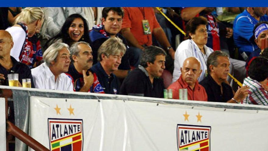 Couchonal, Burillo y Toño García, en el palco del campo del Atlante.