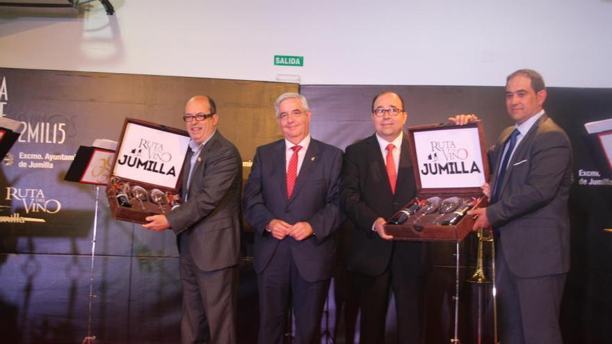 Manuel Hernández, de Radio Nacional, con su distinción.