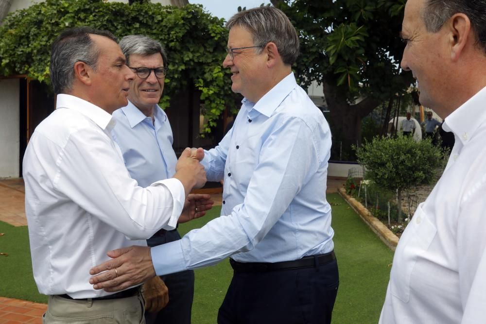 Salva Navarro saluda a Ximo Puig en presencia de Aurelio Martínez y José Vicente Morata.