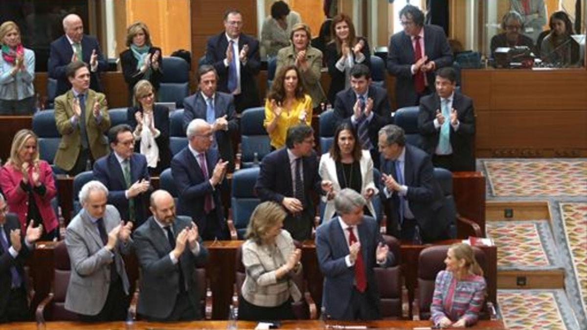 Los diputados autonómicos del PP aplauden a Cristina Cifuentes, ayer.