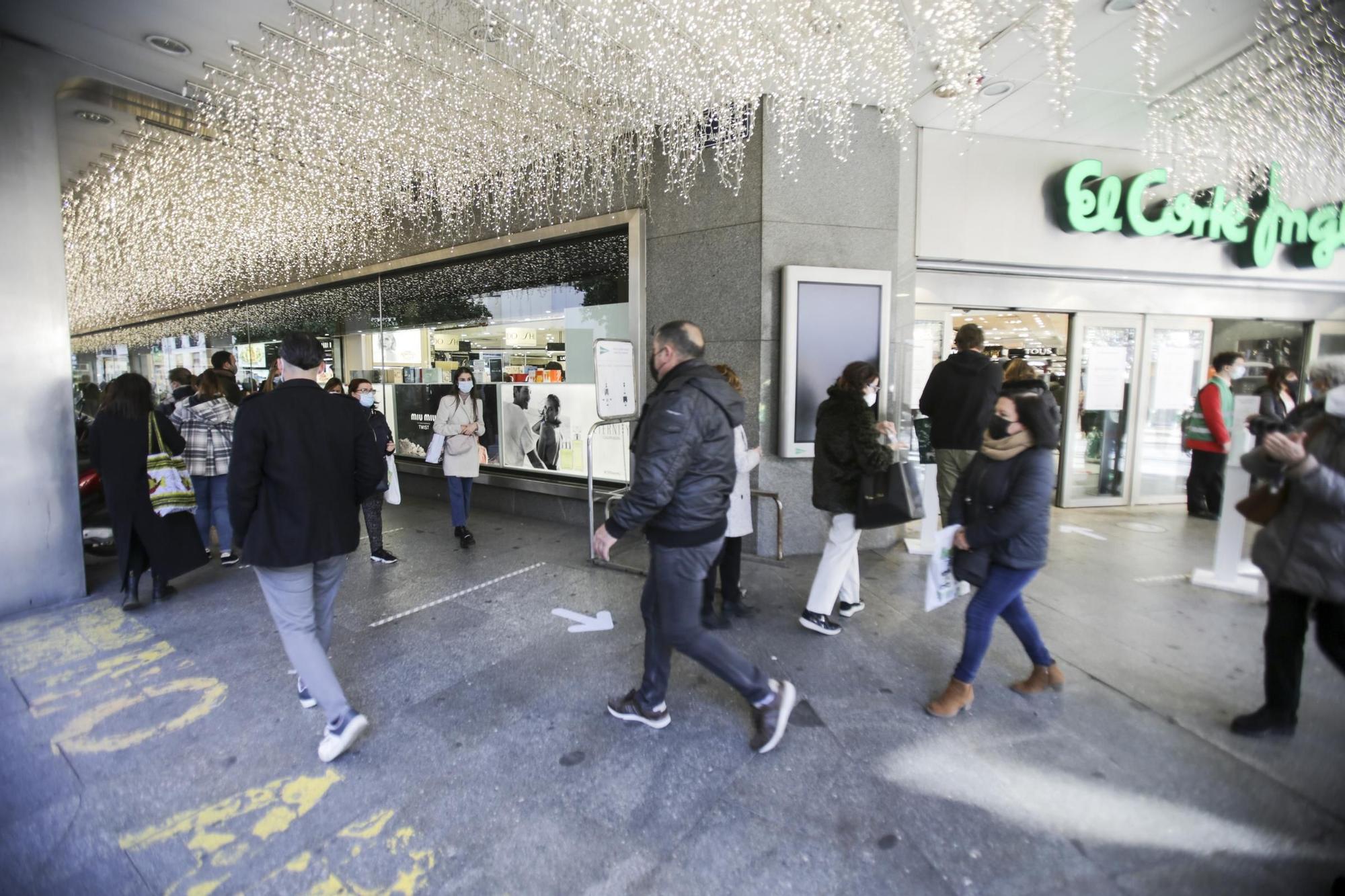 Aglomeraciones en las tiendas del centro de València por las compras de Navidad